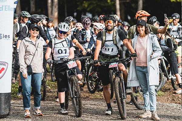 Le départ de la course de VTT lors du Raid été Les Saisies