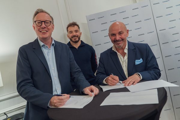 Vincent Wauters, Président du Groupe Rossignol, et Gino Andreetta, Directeur Général Resorts Europe-Afrique du Club Med, sigant le renouvellement de leur partenariat, On peut apercevoir Cyprien Sarrazin, double vainqueur de la mythique descente de Kitzbühel en 2024, en arrière plan.